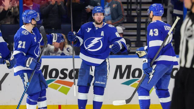 НХЛ возобновила сезон: Тампа снова лидер Востока, 1000-я победа Квинневила