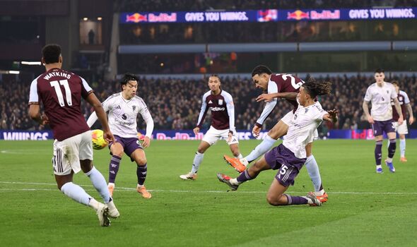 Астон Вілла продовжила переможну серію, обігравши Манчестер Юнайтед