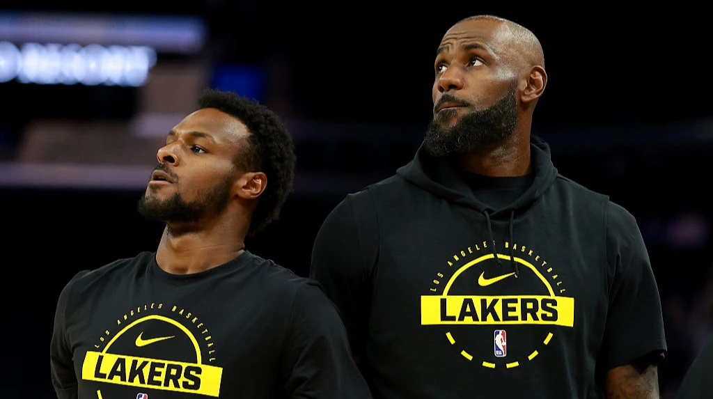 Леброн и Бронни Джеймсы вошли в историю НБА в матче против Голден Стейт