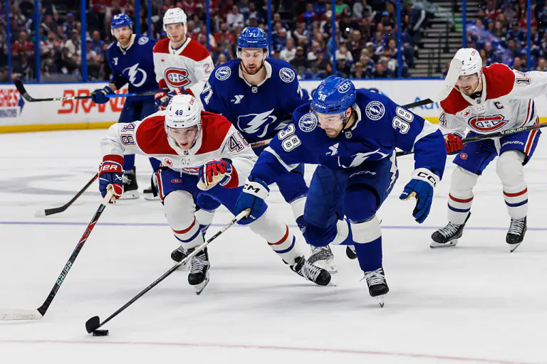 Овертайм у Тампі та камбек Баффало: результати ігрового дня плей-оф НХЛ