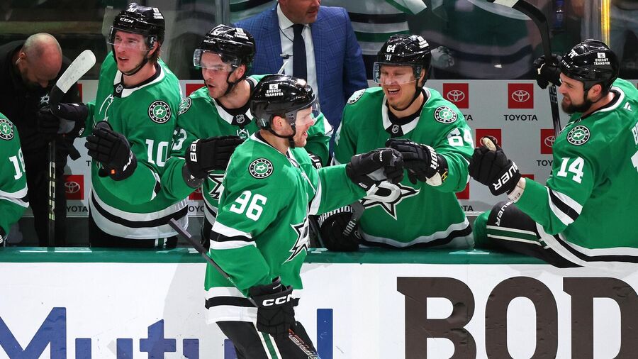 Даллас розгромив Бостон, Тампа-Бей очолила Схід: результати ночі в НХЛ
