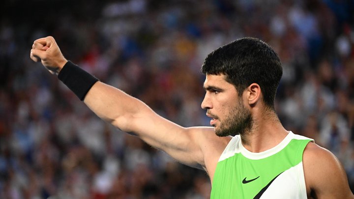 Алькарас в сверхдраматическом матче одолел Зверева и вышел в финал Australian Open