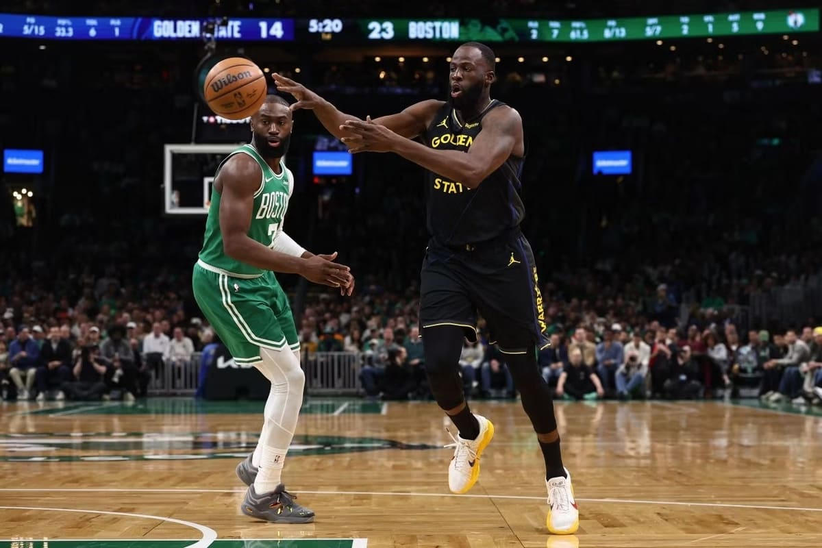 Бостон разгромил Голден Стейт, Мемфис прервал серию поражений: результаты НБА
