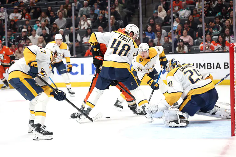 Каролина лидирует на Востоке, Колорадо выиграло Запад: итоги дня в НХЛ