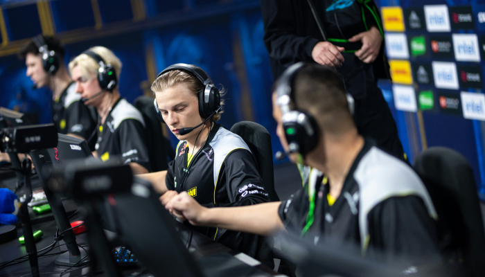 NAVI обыграли HOTU и приблизились к плейофу ESL Pro League Season 22