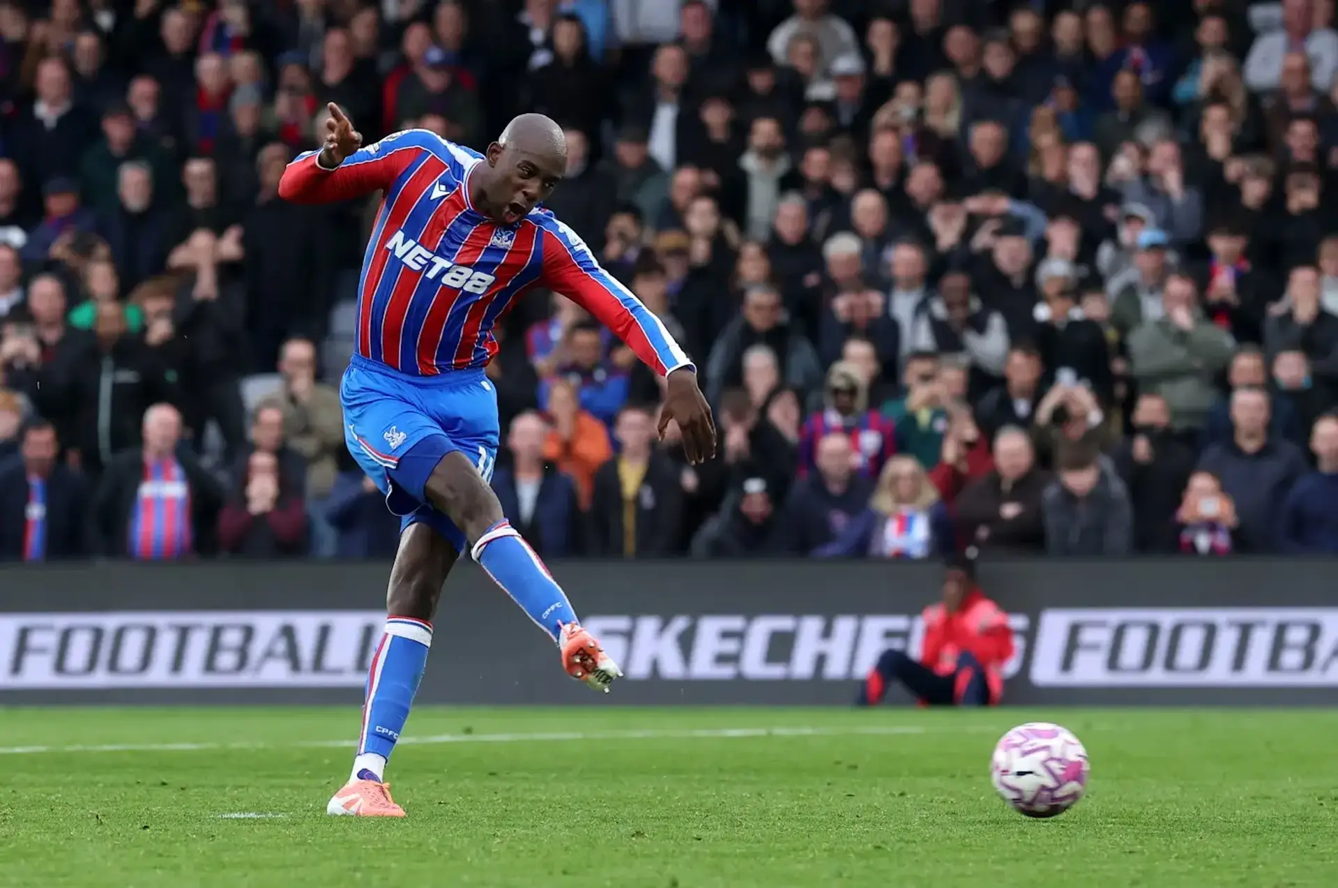 Милан согласовал трансфер Матета с Кристал Пелес