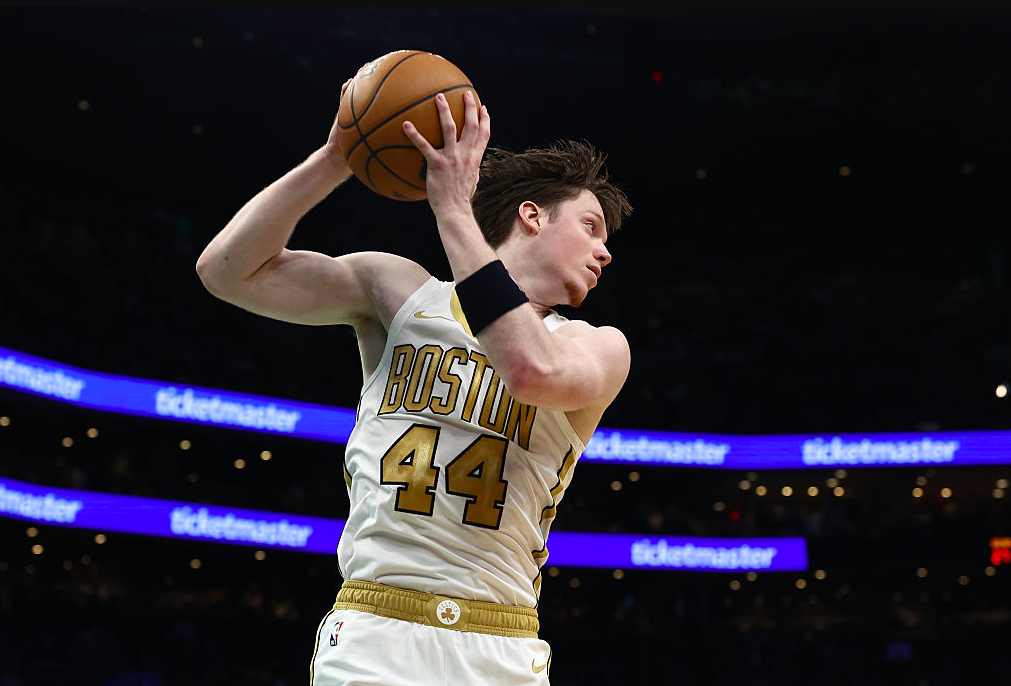 Шульга открыл счет очкам в плейоф НБА: украинец отличился в разгроме Филадельфии