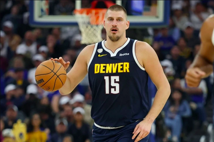 Йокич с феноменальным трипл-даблом не спас Денвер: яркий день в НБА с победами Детройта и Оклахомы