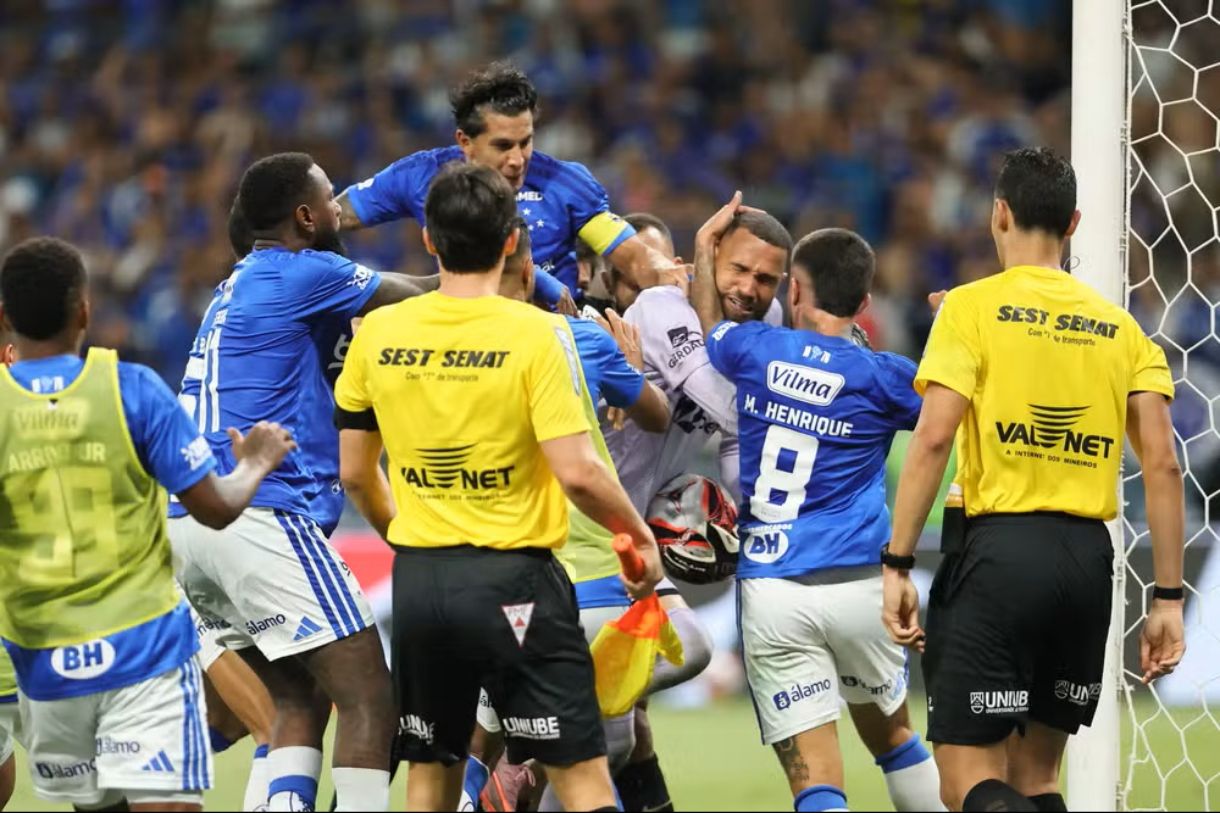 Крузейру переміг Атлетіку Мінейру та фінал чемпіонату Мінейру завершився масовою бійкою