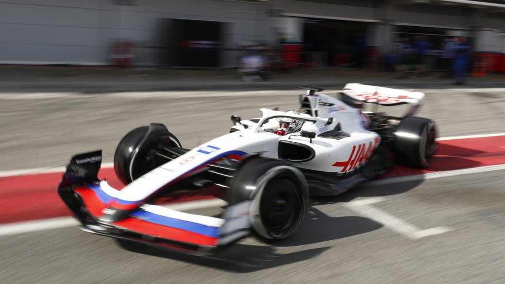 FIA позволила российским и белорусским гонщикам выступать под национальными флагами