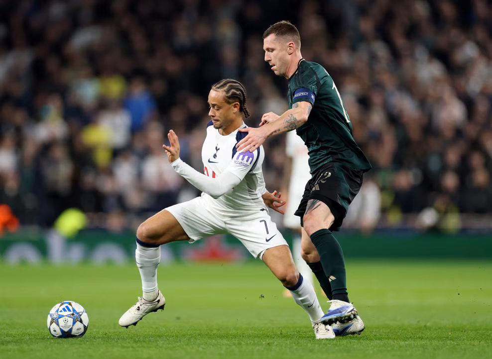 Тоттенхэм с шедевральным голом и вдесятером разгромил Копенгаген в Лиге чемпионов