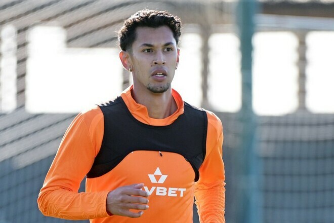 Арройо отказывается возвращаться в Шахтер: защитник остается в Боливии