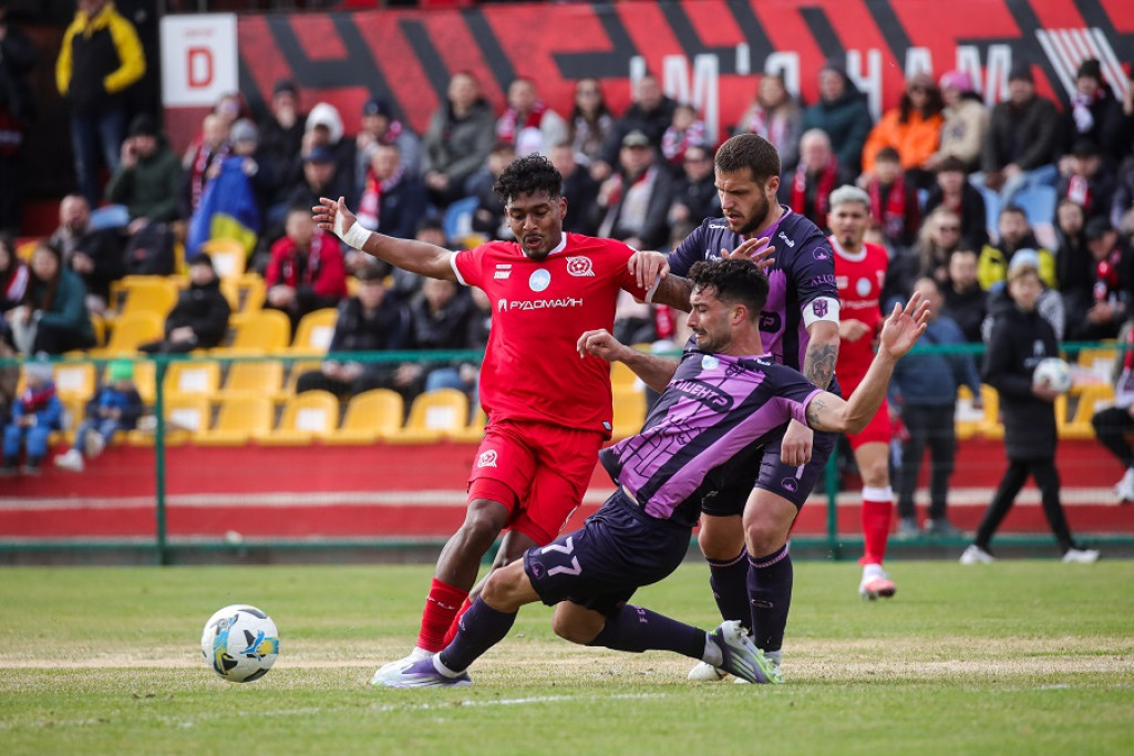 Кривбас обіграв Епіцентр у результативному першому таймі