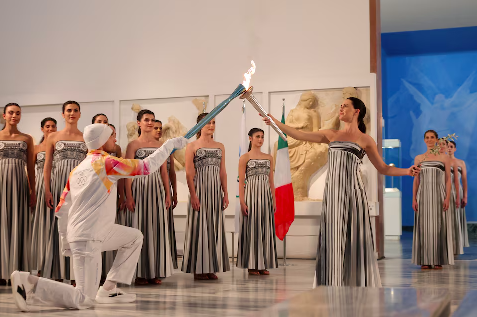 Олімпійський вогонь Ігор-2026 запалили на закритій церемонії через негоду в Греції