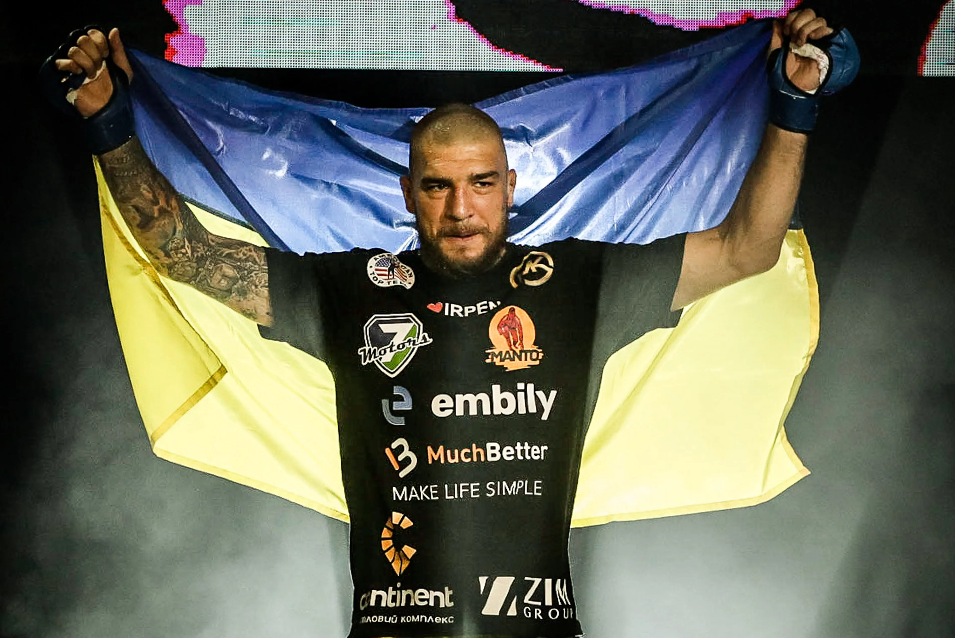 Ярослав Амосов задушливим прийомом виграв дебютний бій у UFC в першому раунді