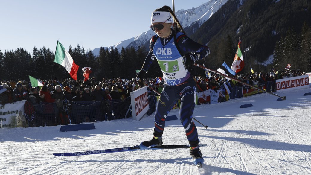 Скандал у збірній Франції: біатлоністку запідозрили у спробі змінити налаштування гвинтівки партнерки