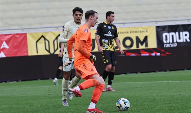 Шахтер разгромил Рух и вышел на первое место в УПЛ