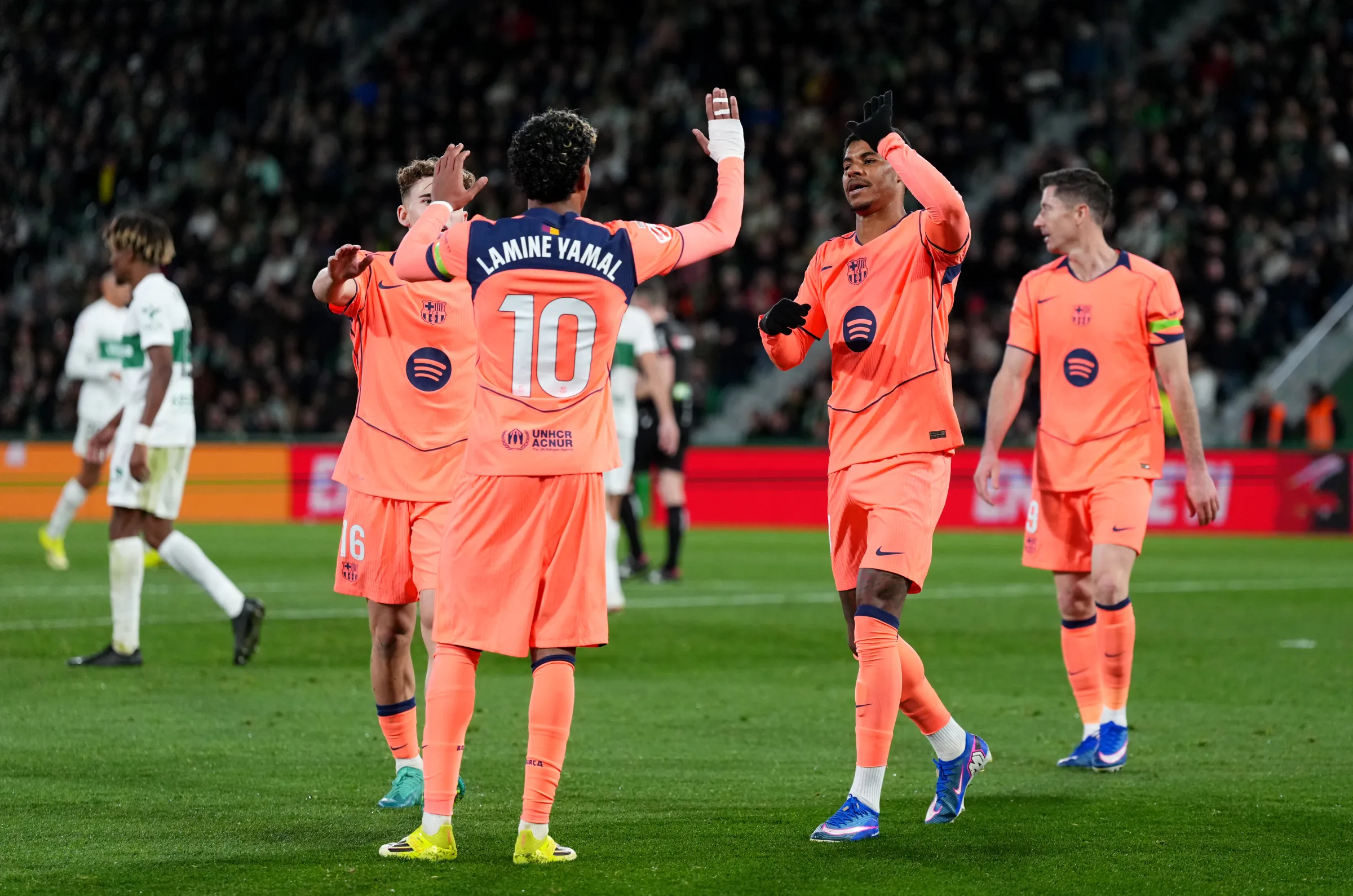 Барселона победила Эльче и удержала первое место в Ла Лиге