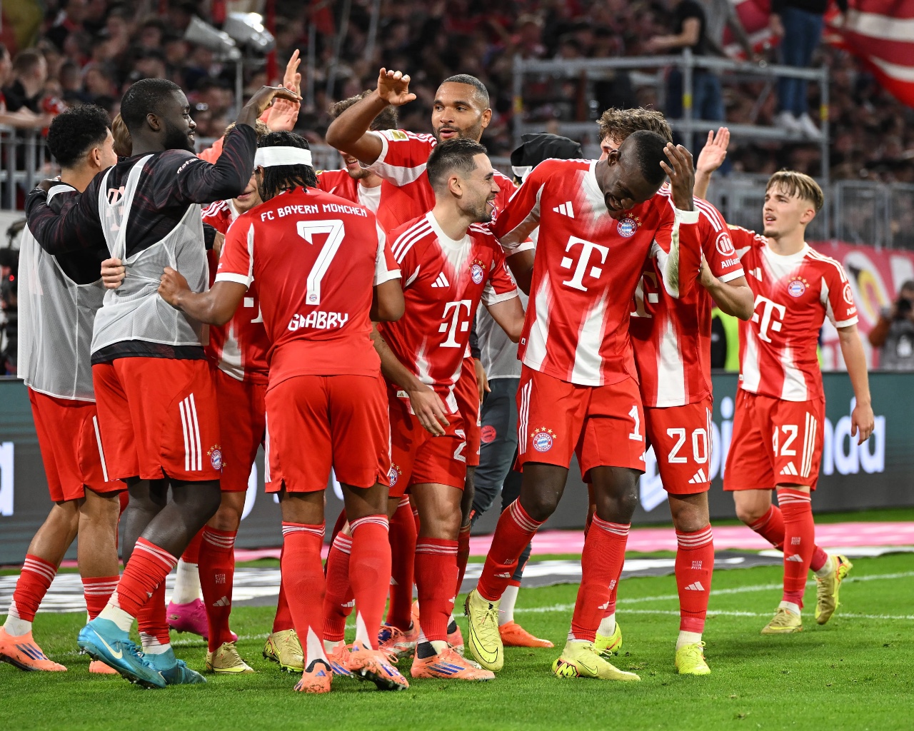 Бавария уверенно разгромила Байер в центральном матче тура Бундеслиги