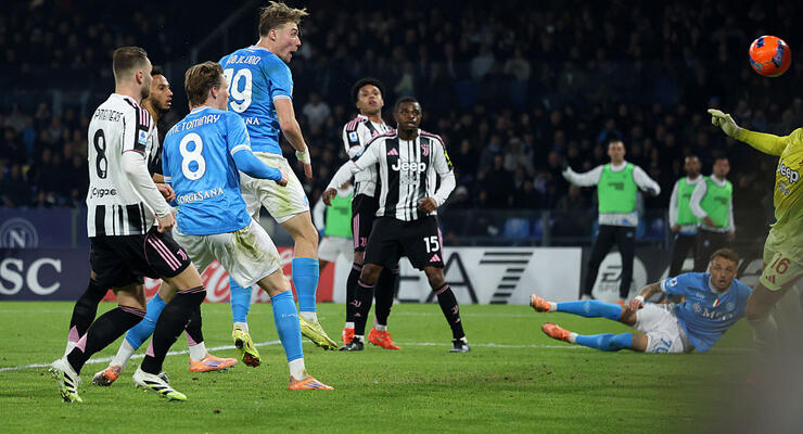 Наполи одолел Ювентус в центральном матче тура: дубль Гойлунда вернул неаполитанцев на вершину