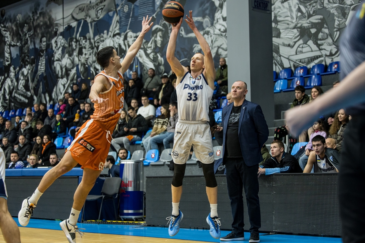 Днепр разгромил Черкасские Мавпы и продолжает уверенно лидировать