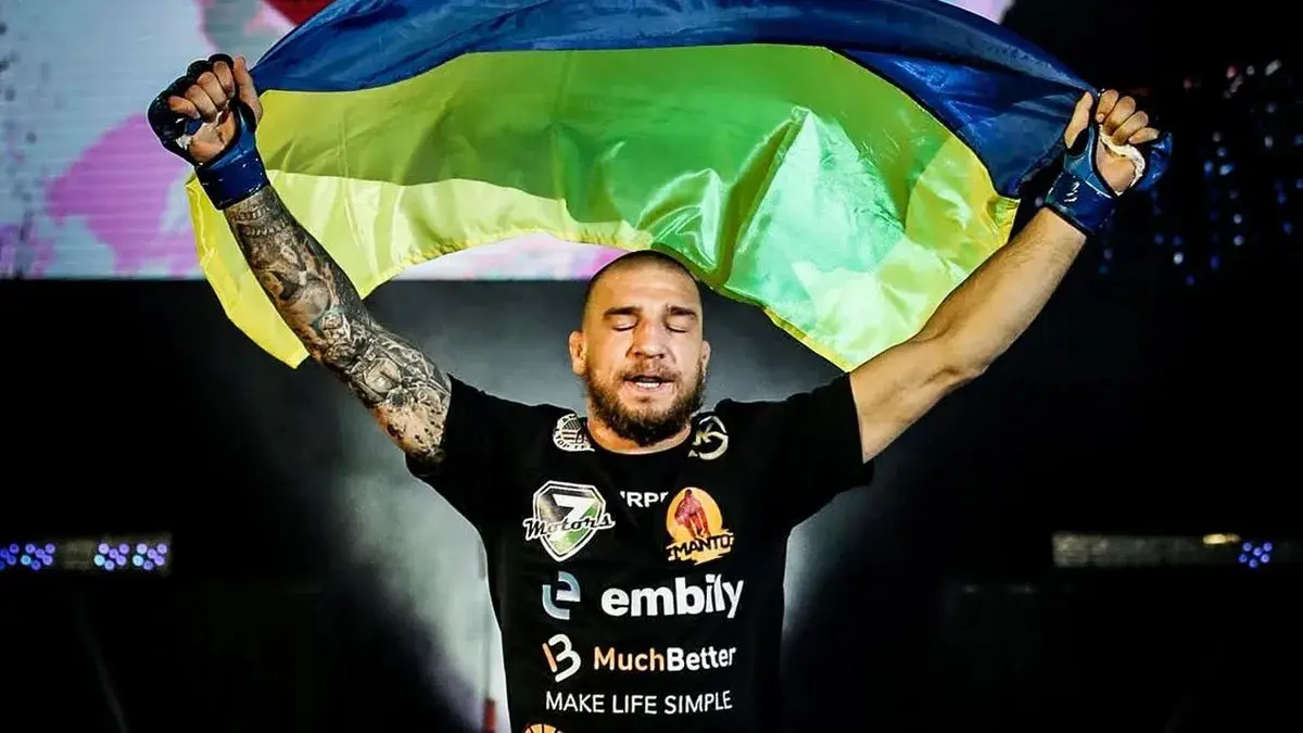 Амосов задушливим прийомом переміг Альвареса на UFC 328