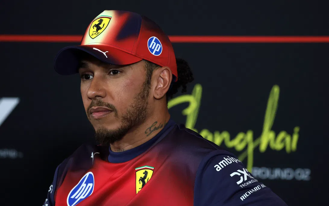 Хэмилтон призвал Феррари улучшить скорость на прямых, чтобы бросить вызов Мерседес