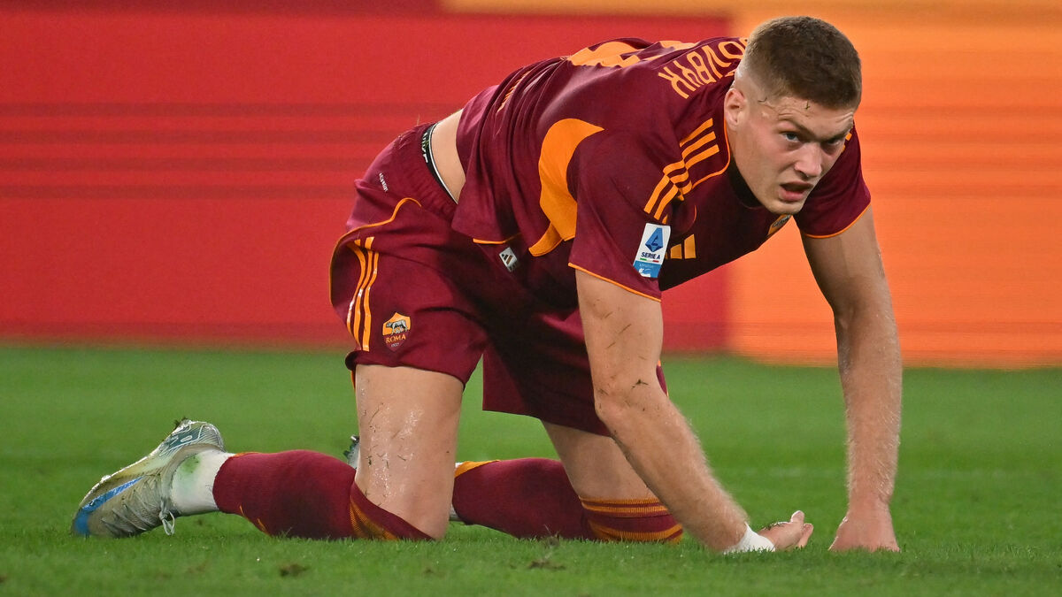 Артем Довбик покинул поле в матче с Удинезе из-за травмы