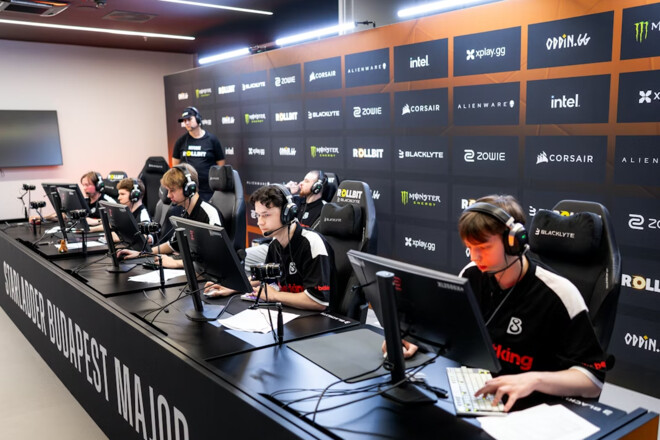 NAVI обіграли B8 та вийшли у третю стадію Major 2025